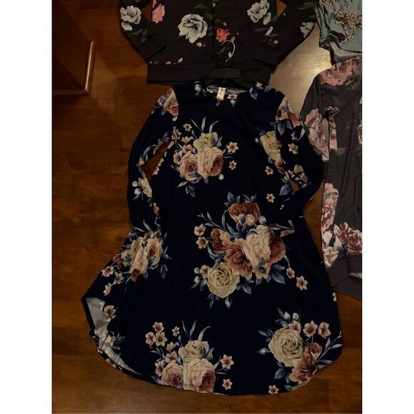 Woman’s Floral top/sweatshirt dress bundle - Picture 4 of 5